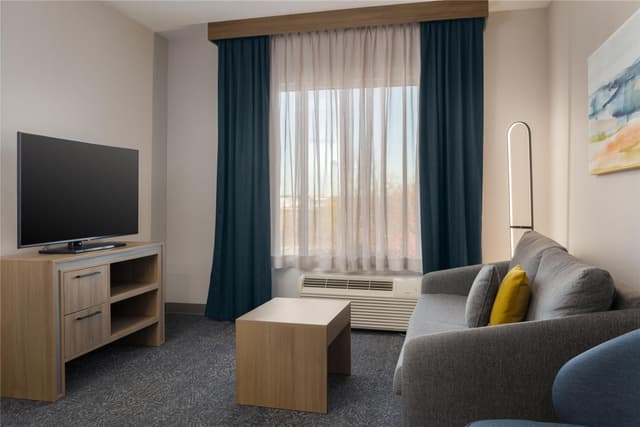 1 KING BED 1 BEDROOM SUITE NONSMOKING