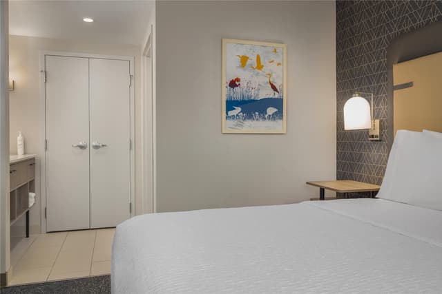 1 KING BED 1 BEDROOM SUITE NONSMOKING