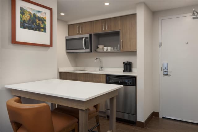 1 KING BED 1 BEDROOM SUITE NONSMOKING