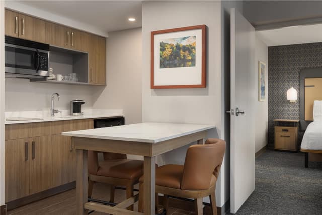 1 KING BED 1 BEDROOM SUITE NONSMOKING