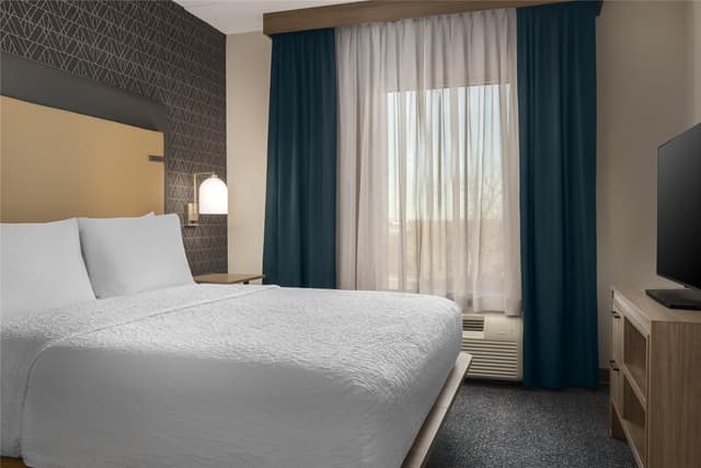 2 QN BEDS/1 KING-2 BDRM/2 BATH SUITE-NONSMOK