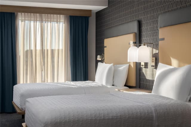 2 QN BEDS/1 KING-2 BDRM/2 BATH SUITE-NONSMOK