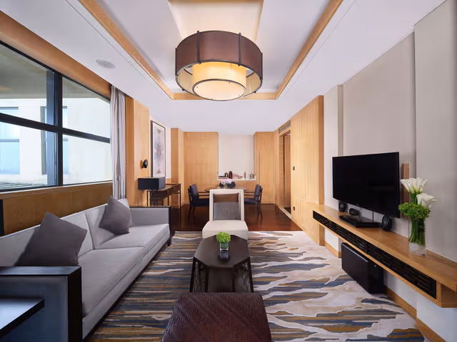 KING DELUXE SUITE W/LAKE VIEW -LOUNGE ACCESS