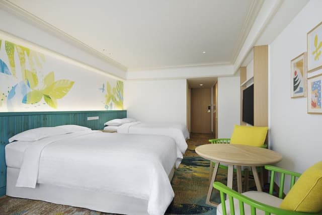 Guest room, 3 Twin Beds, Non Smoking, Disney or Bay view, Main Building, Balcony