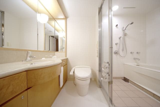 Guest room, 3 Twin Beds, Non Smoking, Disney or Bay view, Main Building, Balcony