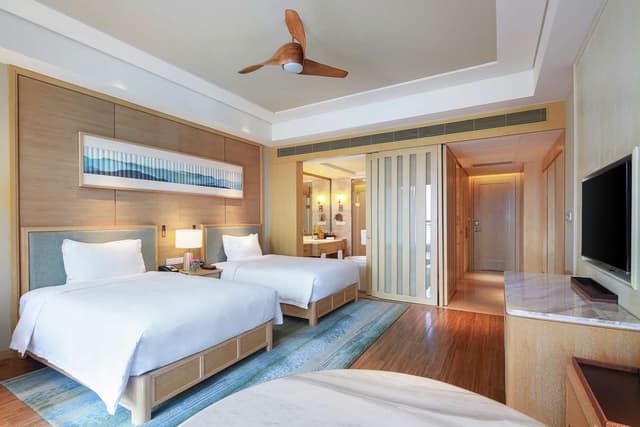 TWIN EXECUTIVE-LOUNGE ACCESS AND LAKE VIEW