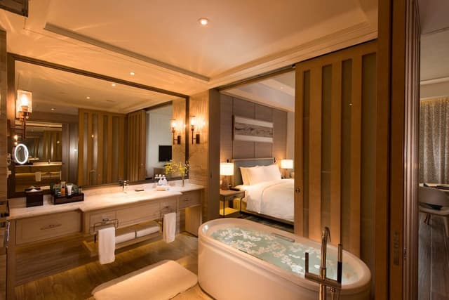 KING GUEST ROOM - BALCONY