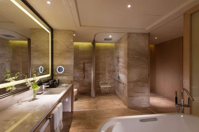KING ACCESSIBLE GUEST ROOM - BALCONY