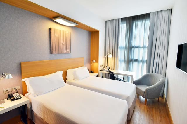 TWIN ROOM