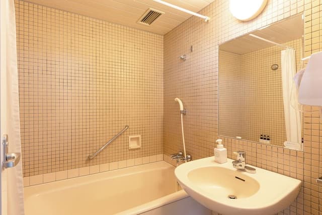 Corner Twin Room, Non Smoking (Please book as an adult if your child needs a bed)