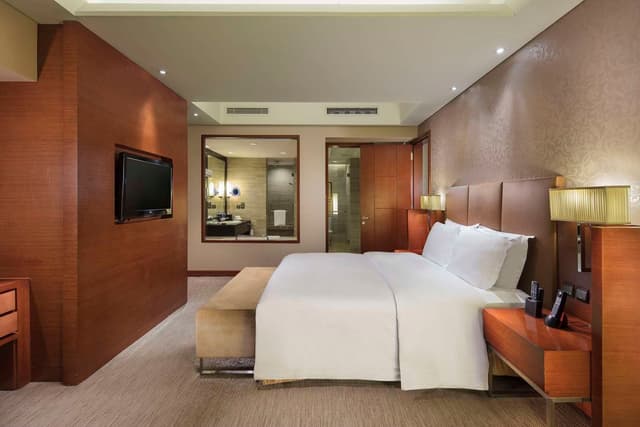 1 KING SUPERIOR SUITE WITH LOUNGE ACCESS