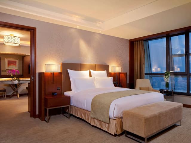 1 KING DELUXE SUITE
