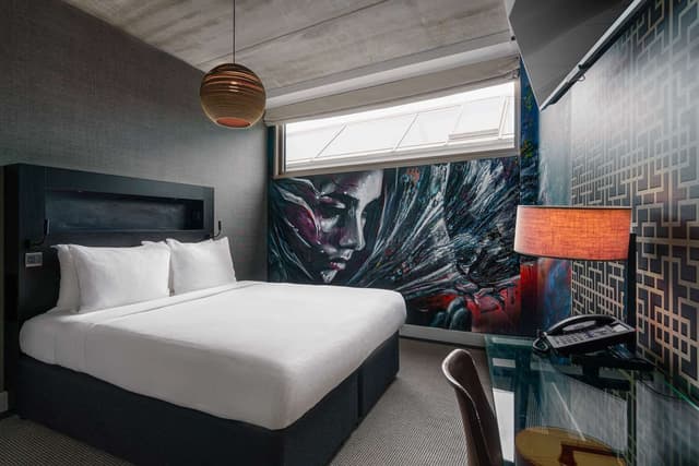 AMSTERDAM STREET ART QUEEN GUEST ROOM