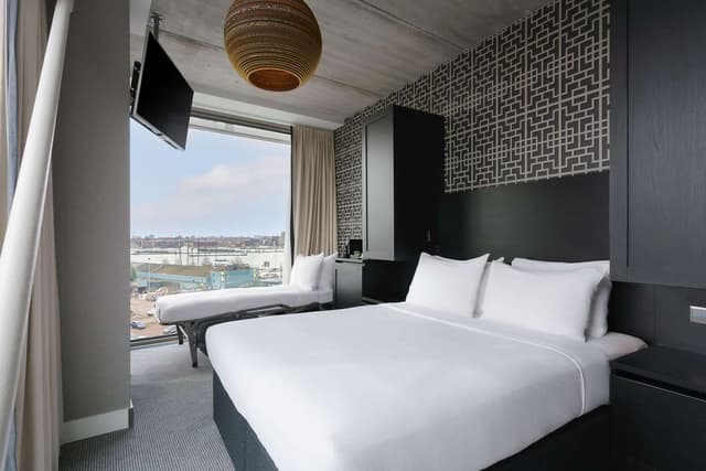 QUEEN SUPERIOR ROOM WITH WATER VIEW