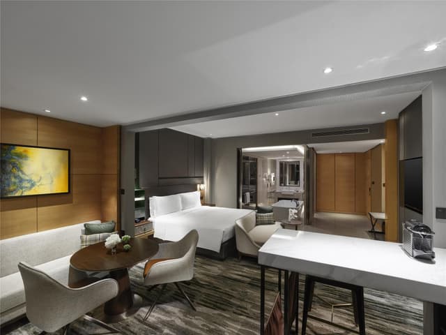 KING EXECUTIVE STUDIO