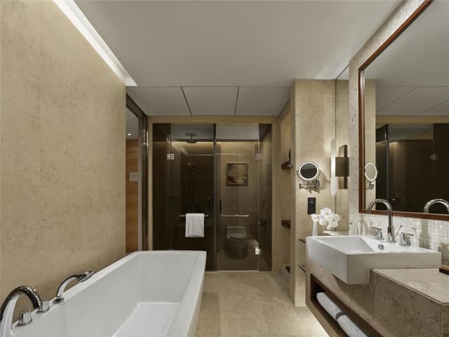 KING HILTON DELUXE ROOM