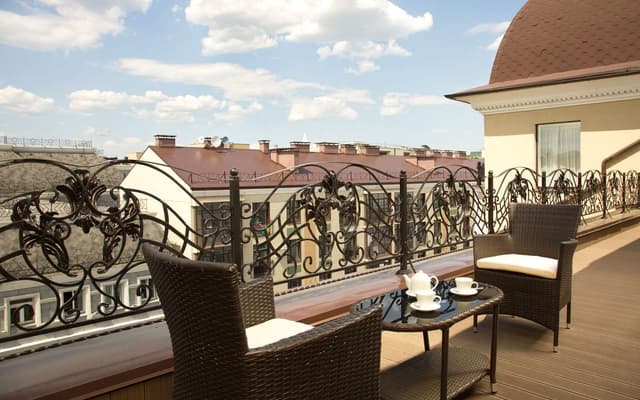 KING ONE BEDROOM SUITE WITH BALCONY