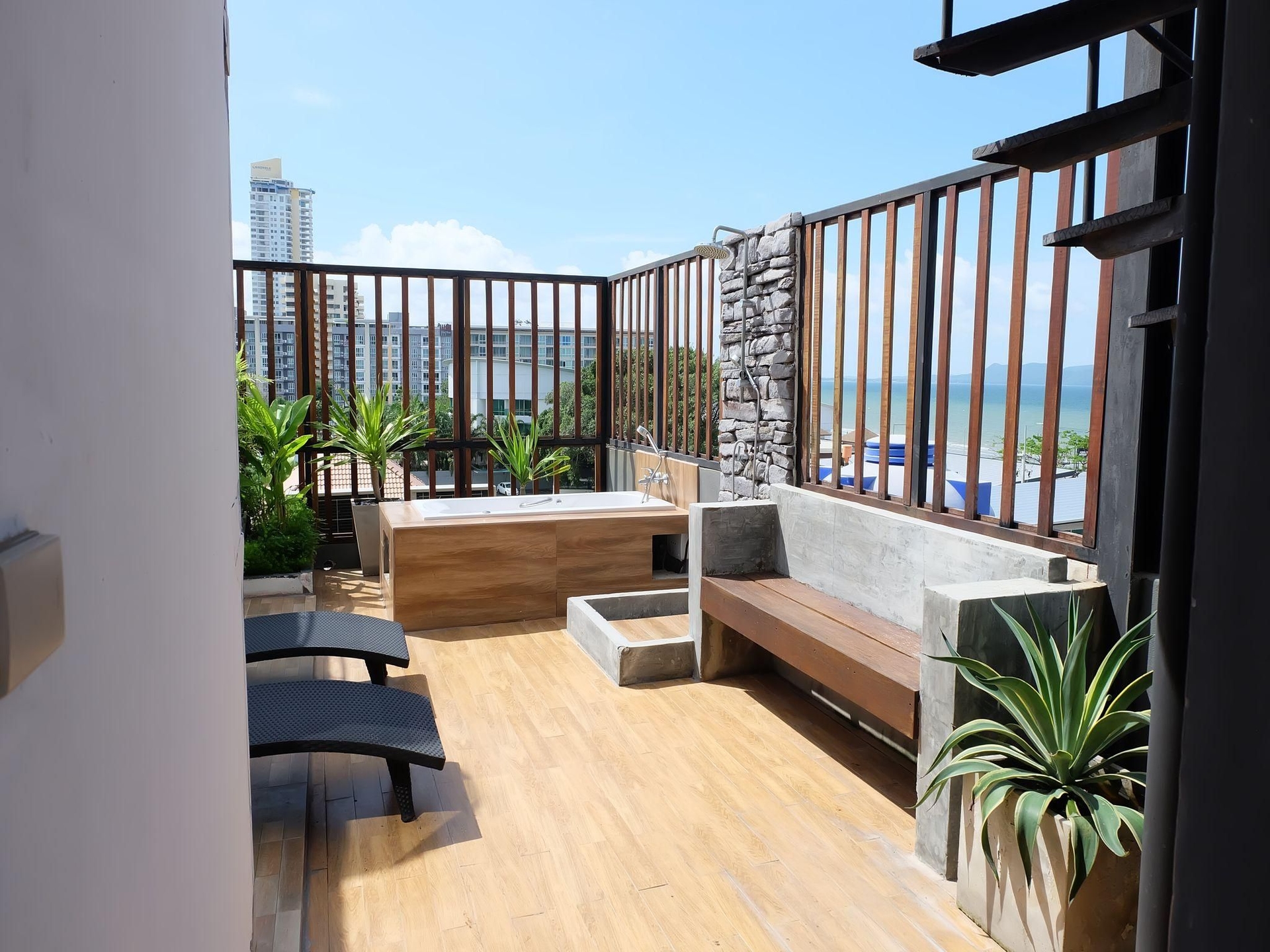 โรงแรมไฟว์ บีช เฮาส์ (5ive Beach House Hotel)1