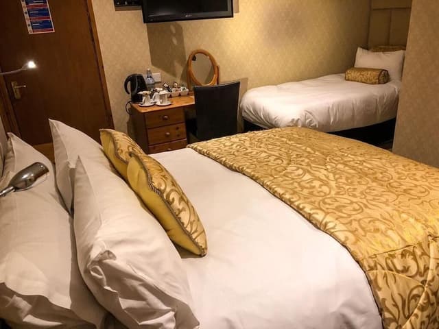 Standard Suite, Ensuite (Sleeps 3)