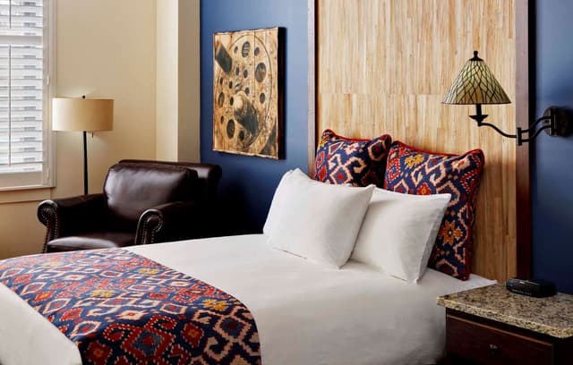 1 QUEEN BED