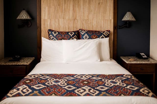 1 QUEEN BED