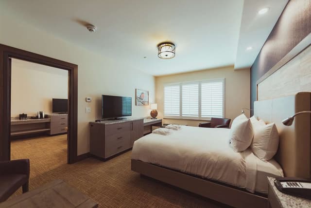 TAILWATER SUITE 1 KING WITH DESK