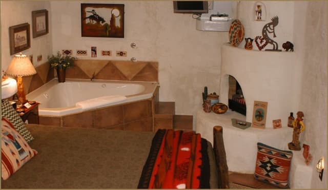 Great Southwest Room (Mountain, Garden and Pool Views)