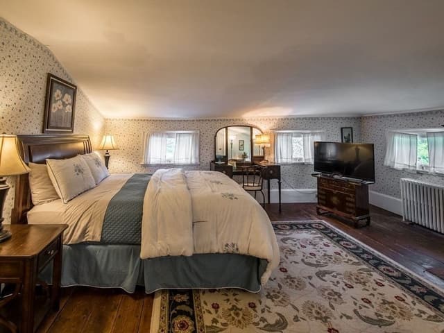 Double Room, Shared Bathroom (White room )