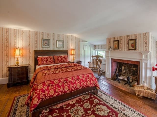 Double Room, Shared Bathroom (Pink room )