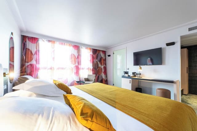 Executive Room, 1 Queen Bed, Smoking (Larger Room)