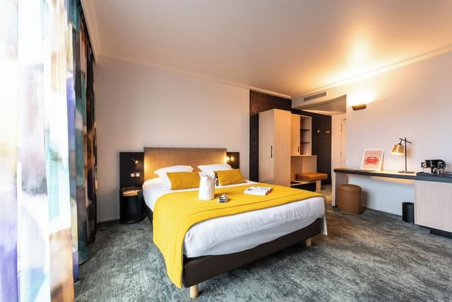 Executive Room, 1 Queen Bed, Smoking (Larger Room)
