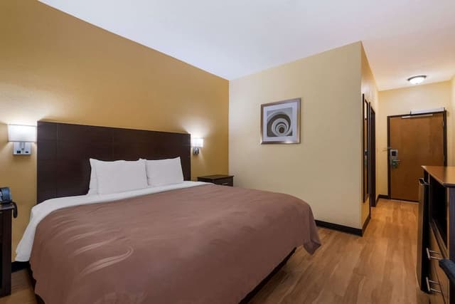 1 King Bed, Accessible, Non Smoking