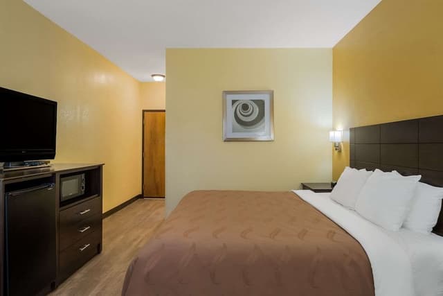 1 King Bed, Accessible