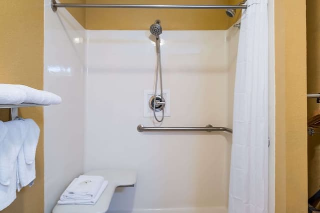 2 Queen Beds, Accessible