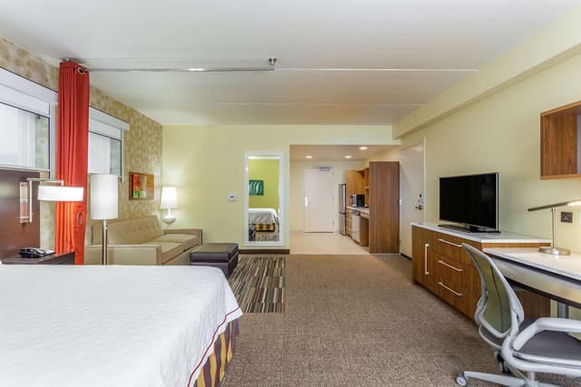 1QUEEN HEARING ACCESSIBLE STUDIO SUITE NOSMOK
