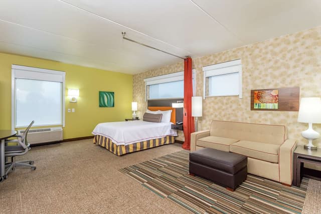 1QUEEN HEARING ACCESSIBLE STUDIO SUITE NOSMOK