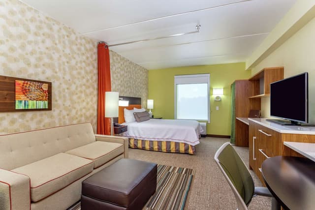 1QUEEN HEARING ACCESSIBLE STUDIO SUITE NOSMOK