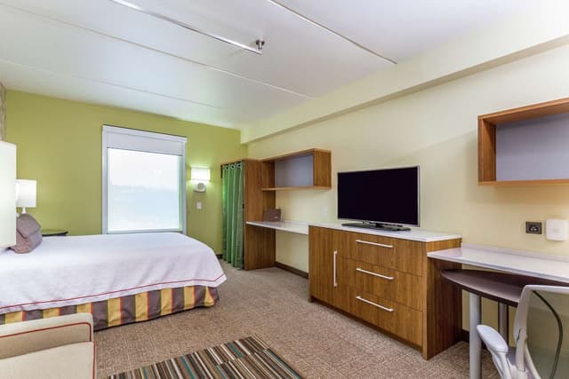 1QUEEN HEARING ACCESSIBLE STUDIO SUITE NOSMOK