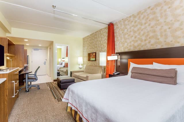 1QUEEN HEARING ACCESSIBLE STUDIO SUITE NOSMOK