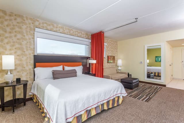 1KING ACCESSIBLE TUB EXTENDED STUDIO SUITE NS