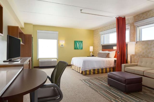 1KING ACCESSIBLE TUB EXTENDED STUDIO SUITE NS