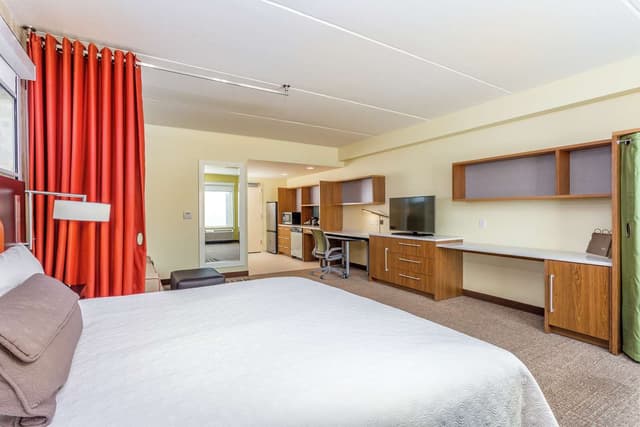 1KING ACCESSIBLE TUB EXTENDED STUDIO SUITE NS