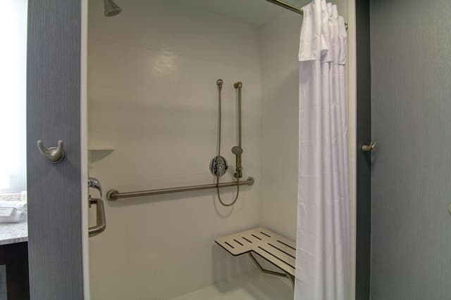 1KING ACCESSIBLE ROLL IN SHOWER STUDIO NOSMOK