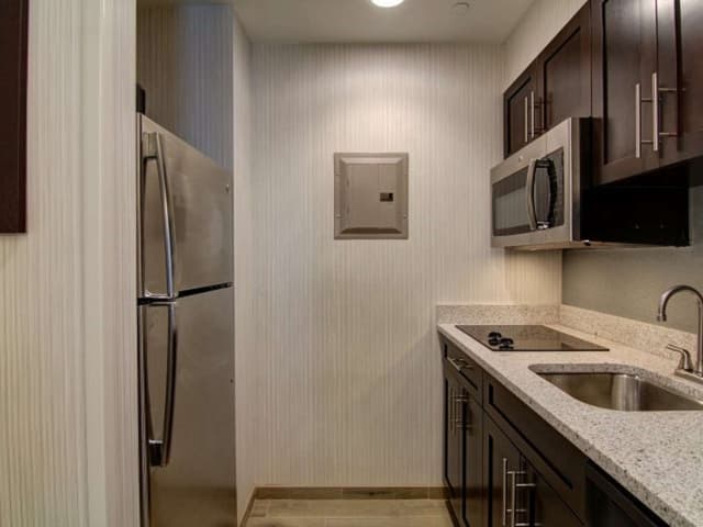 1KING ACCESSIBLE ROLL IN SHOWER STUDIO NOSMOK