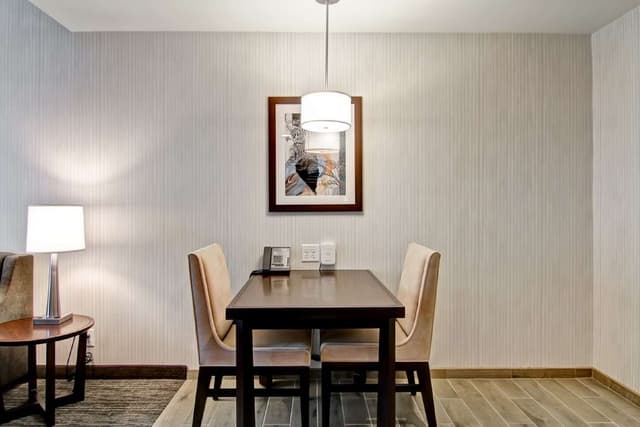 2QUEEN HEARING ACCESSIBLE SUITE NONSMOKING