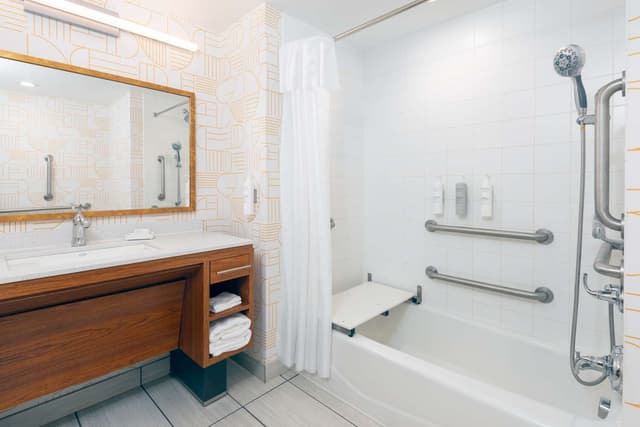 1KING ACCESSIBLE BATHTUB SUITE NONSMOKING