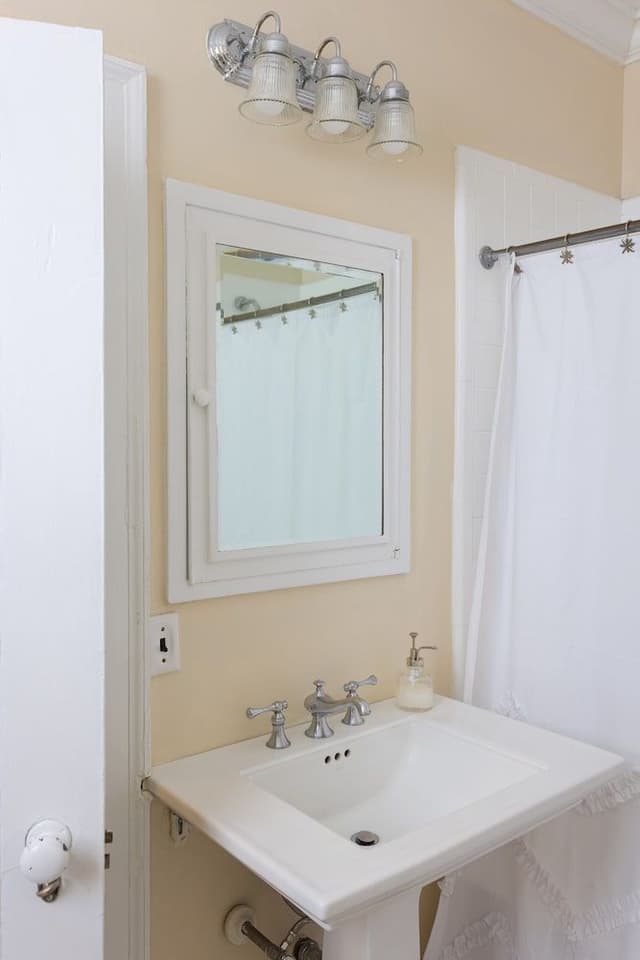 Room (Queen room)