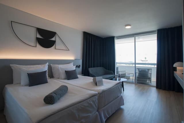 Junior Suite Vista Piscina (2 Adultos)
