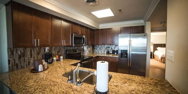 1 Queen Bed Suite (City View)