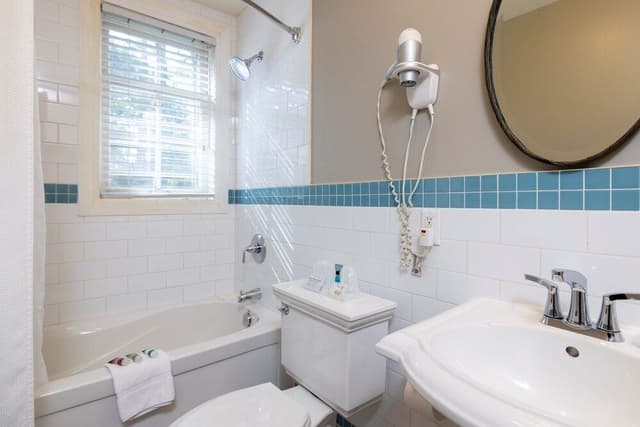 Premium Queen Room Shower - Lake View